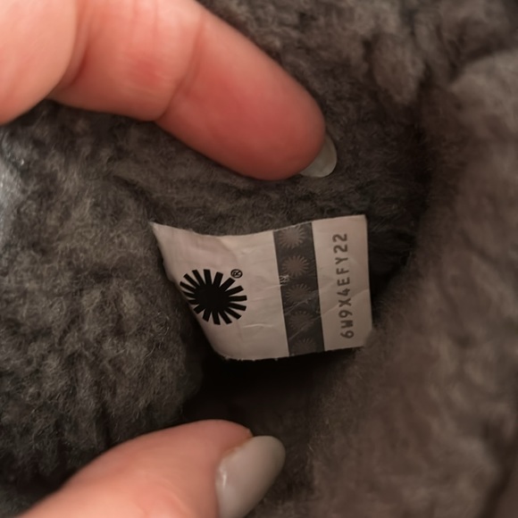 Grey UGG boots for kids, US Size 2 - Picture 2 of 4